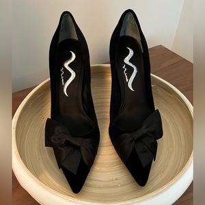 NWOT Nina Blk Velvet Pumps - GORGEOUS 🔥🔥